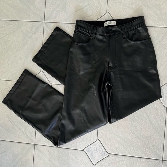 Abercrombie & Fitch 90’s Relaxed Vegan Leather - Picture 2 of 6